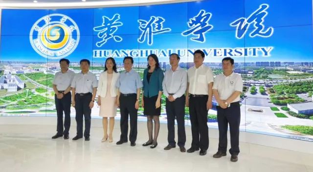 中華職業(yè)教育社理事長(zhǎng)陳昌智、河南省副省長(zhǎng)霍金花一行參觀展廳